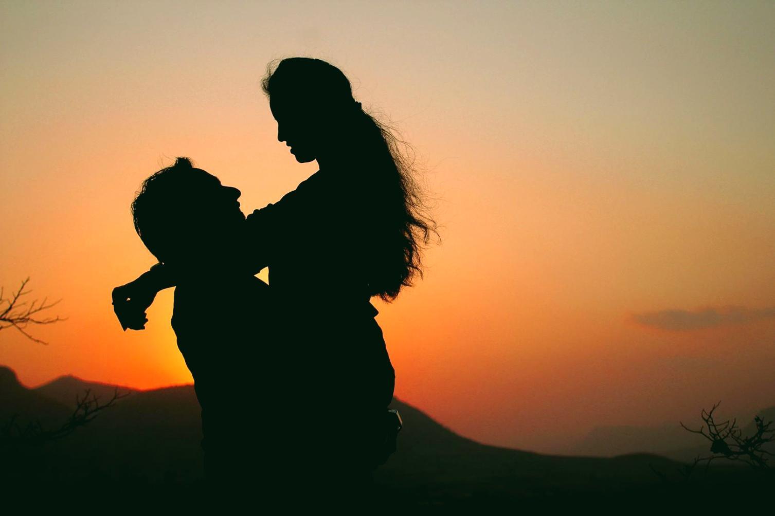 Personas mayores participando en actividades sociales organizadas por Melendos Nremax